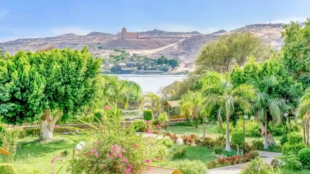 Bij de ingang van de botanische tuinen in Aswan.