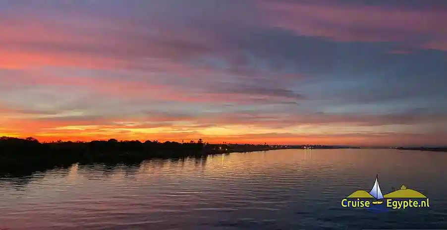 Zonsondergang kijken vanaf top dek Nijlcruise